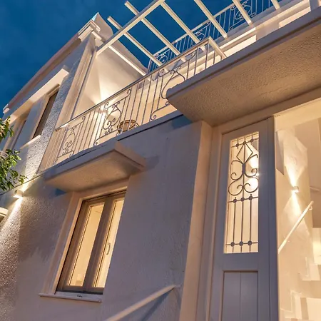 White Syros Apartment