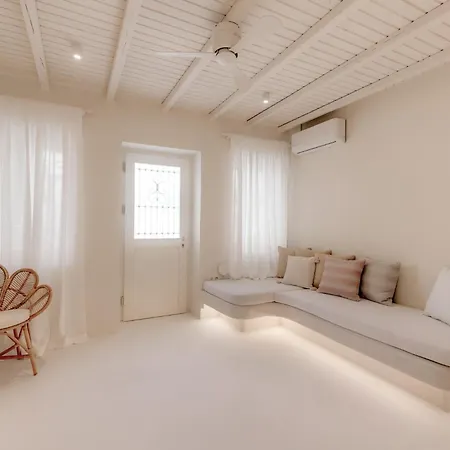 White Syros Apartment